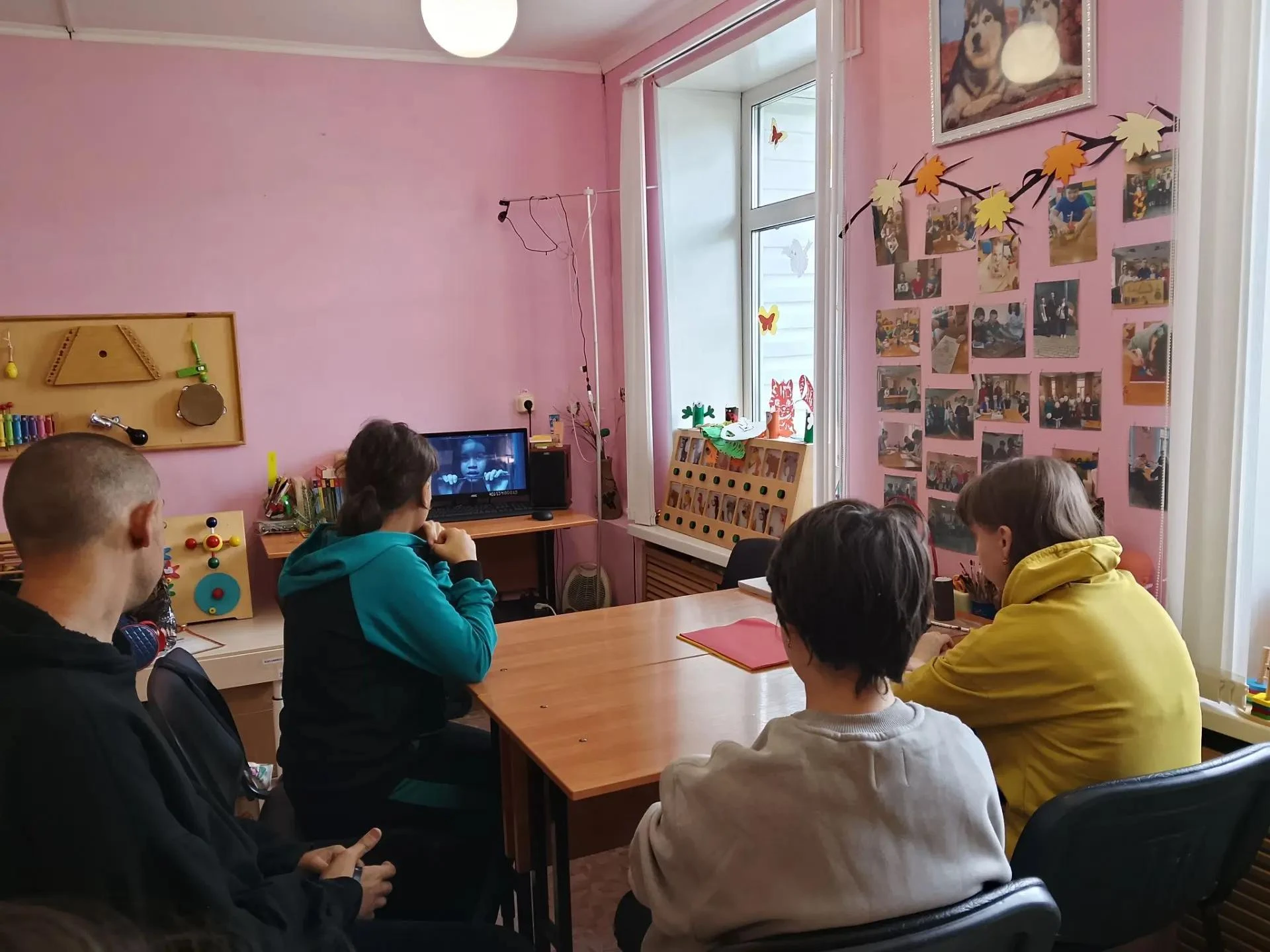 Специалисты отделения социального обслуживания вместе с ребятами, посещающими отделение...