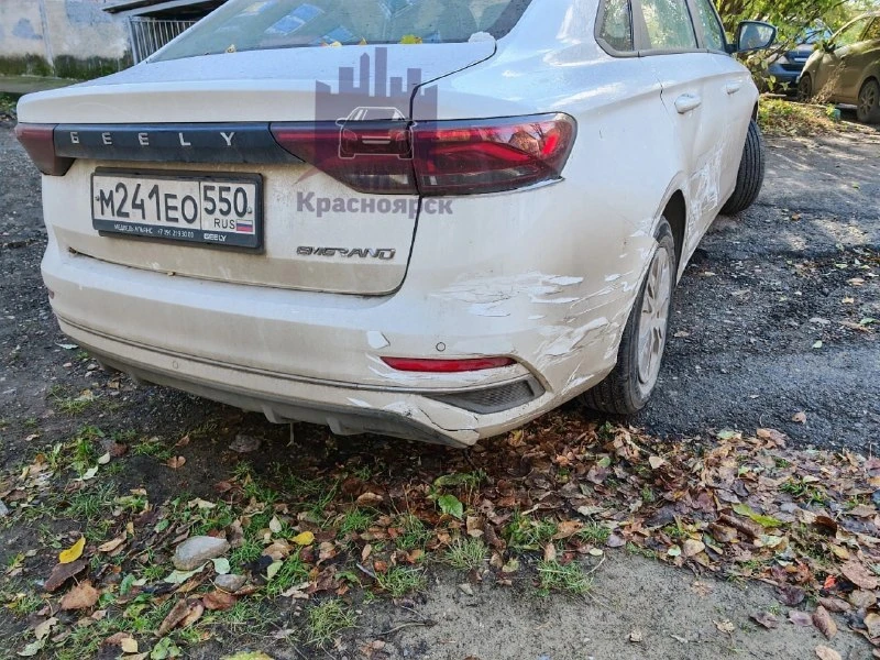 Серебристый Kia Rio протаранил две машины во дворе дома №12А на улице Крупской и скрылс...