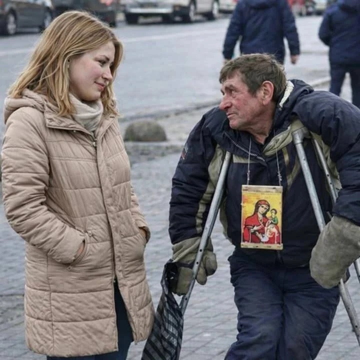 Беременная девушка дала хромому бездомному 50 рублей… А через минуту он снял парик и от...