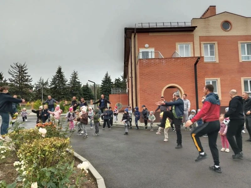 Спорт, смех и сладкие медали: в детском саду №4 города Шахты отметили День отца