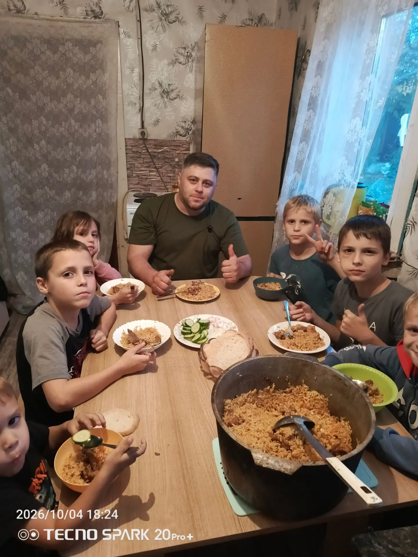 Все дружно за одним большим столом .🤗