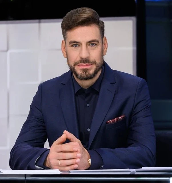 Дмитрий Дюжев заменил мусье Васильева. Будет помогать женщинам наряжаться