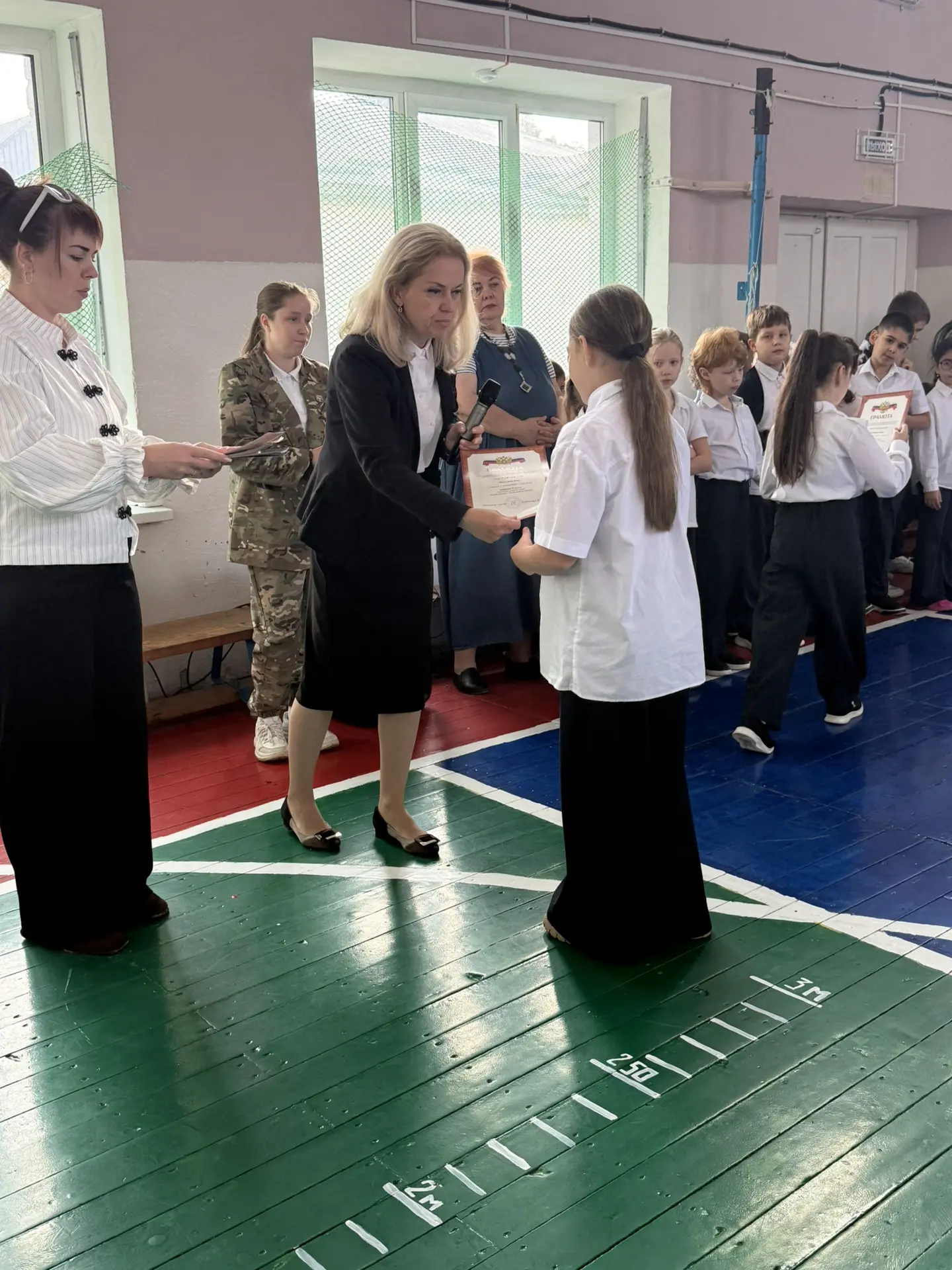 🎉 Традиционная понедельничная линейка — старт новой учебной недели! 🎉