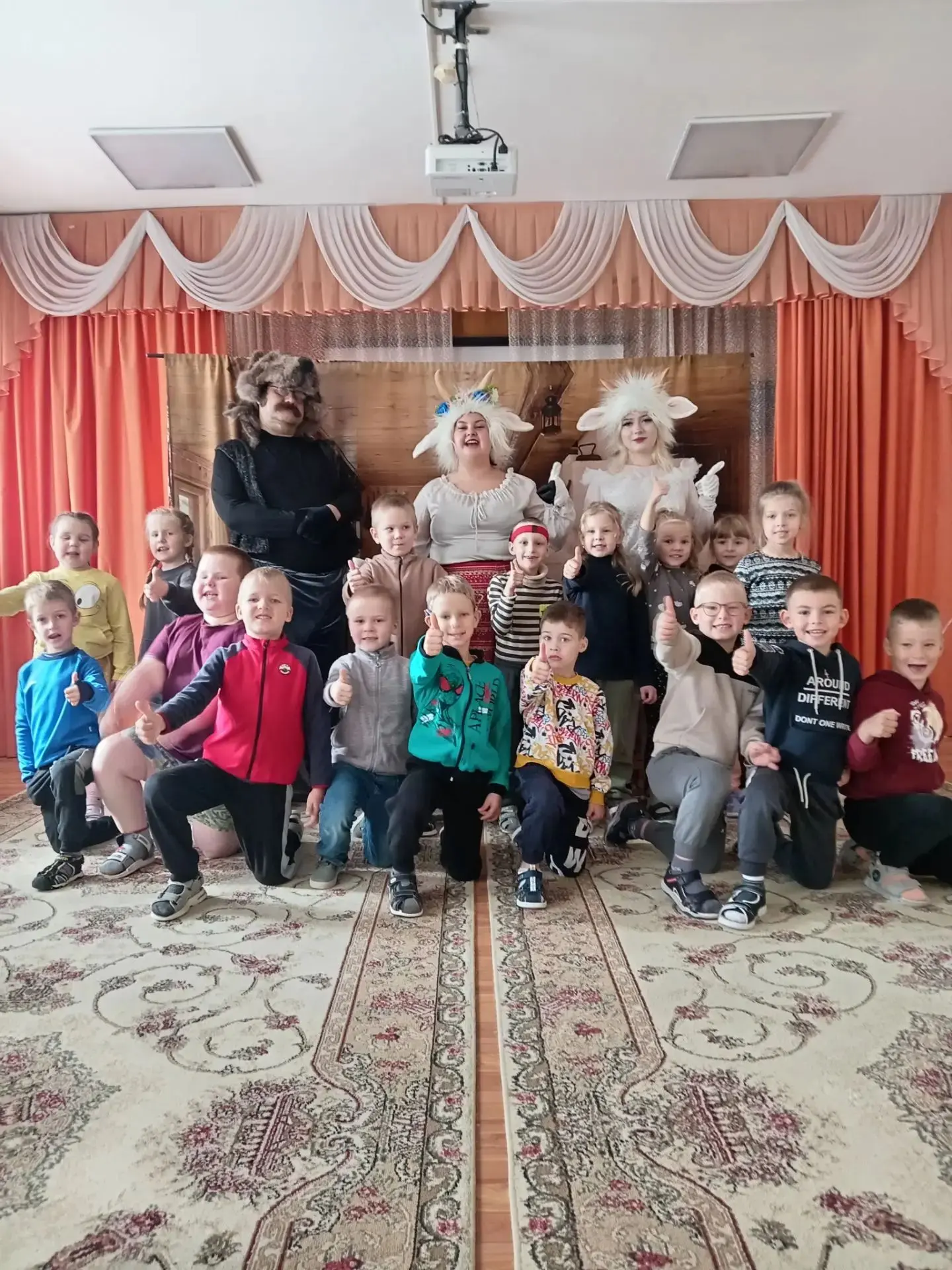 Сегодня в нашем детском саду произошло настоящее чудо — к нам в гости приехали актёры т...