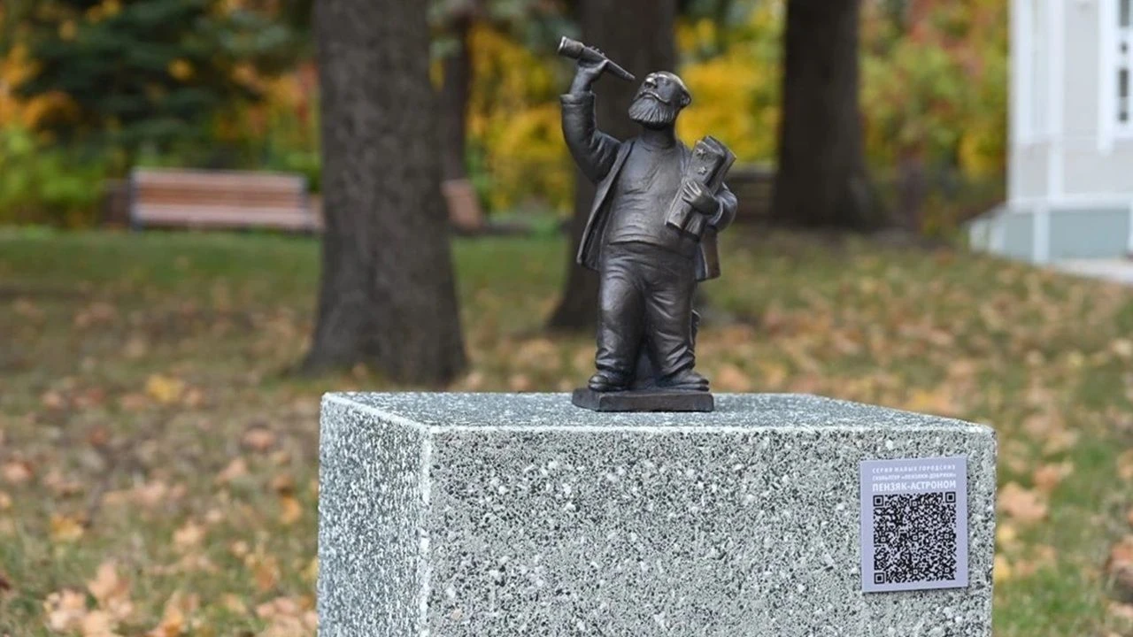 Возле «Пензяков-добряков» установили информационные таблички с QR-кодами