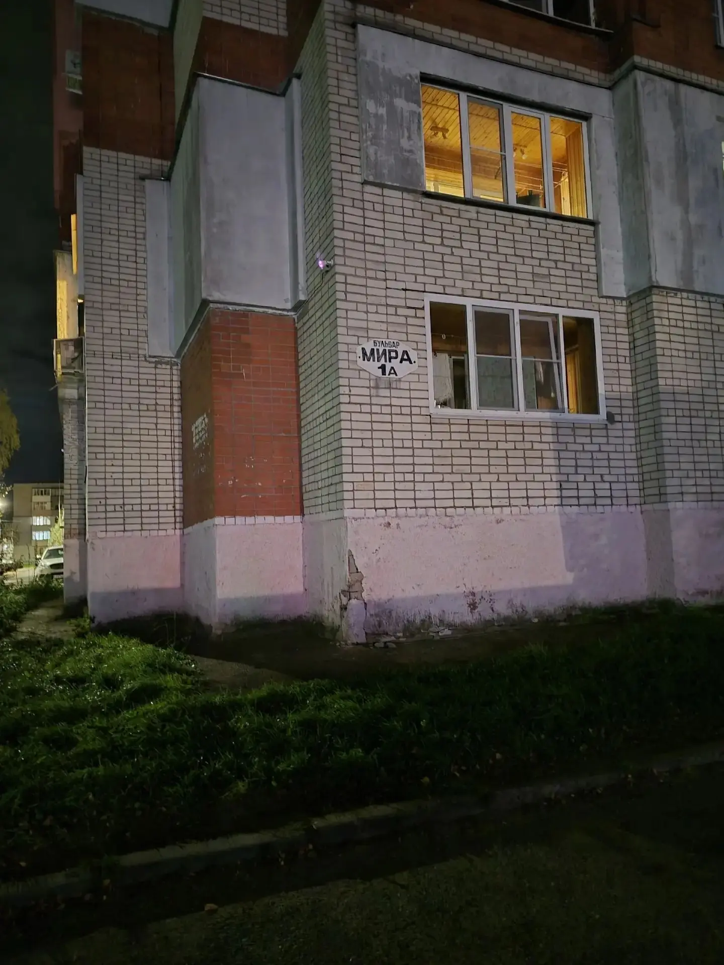 Вчера подростки кидали со второго этажа в людей камни и прятались на балконе. Попали в ...