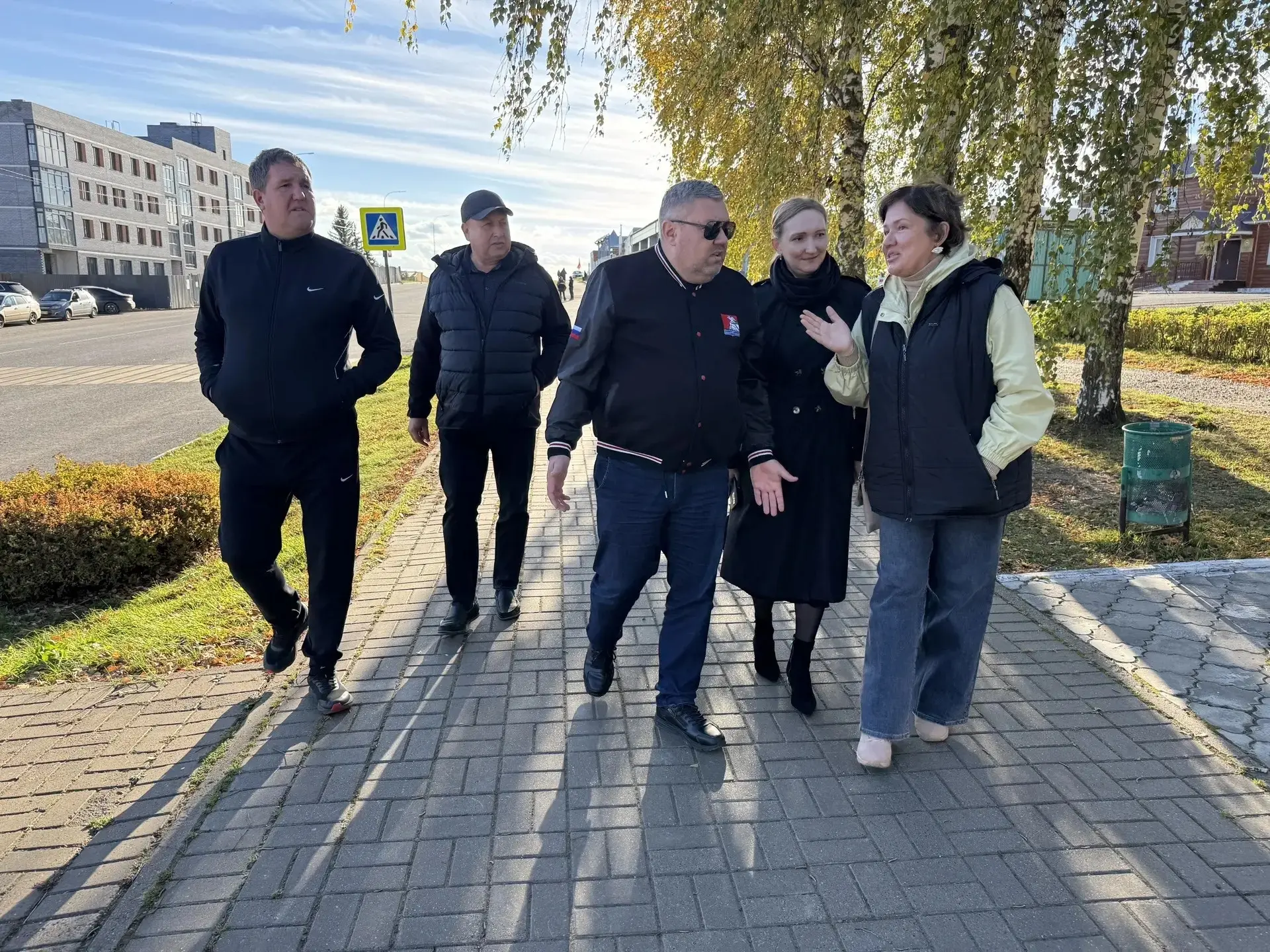 Сообщают, что глава района Евгений Варакин поставил задачу благоустроить центральную ул...