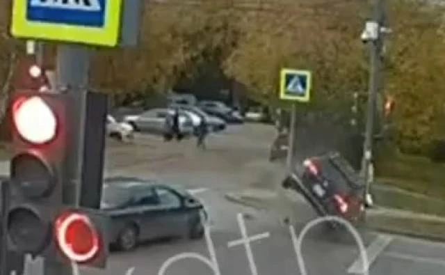 Момент ДТП на перекрестке в Иркутске: один выехал на перекресток на желтый, а другой пы...