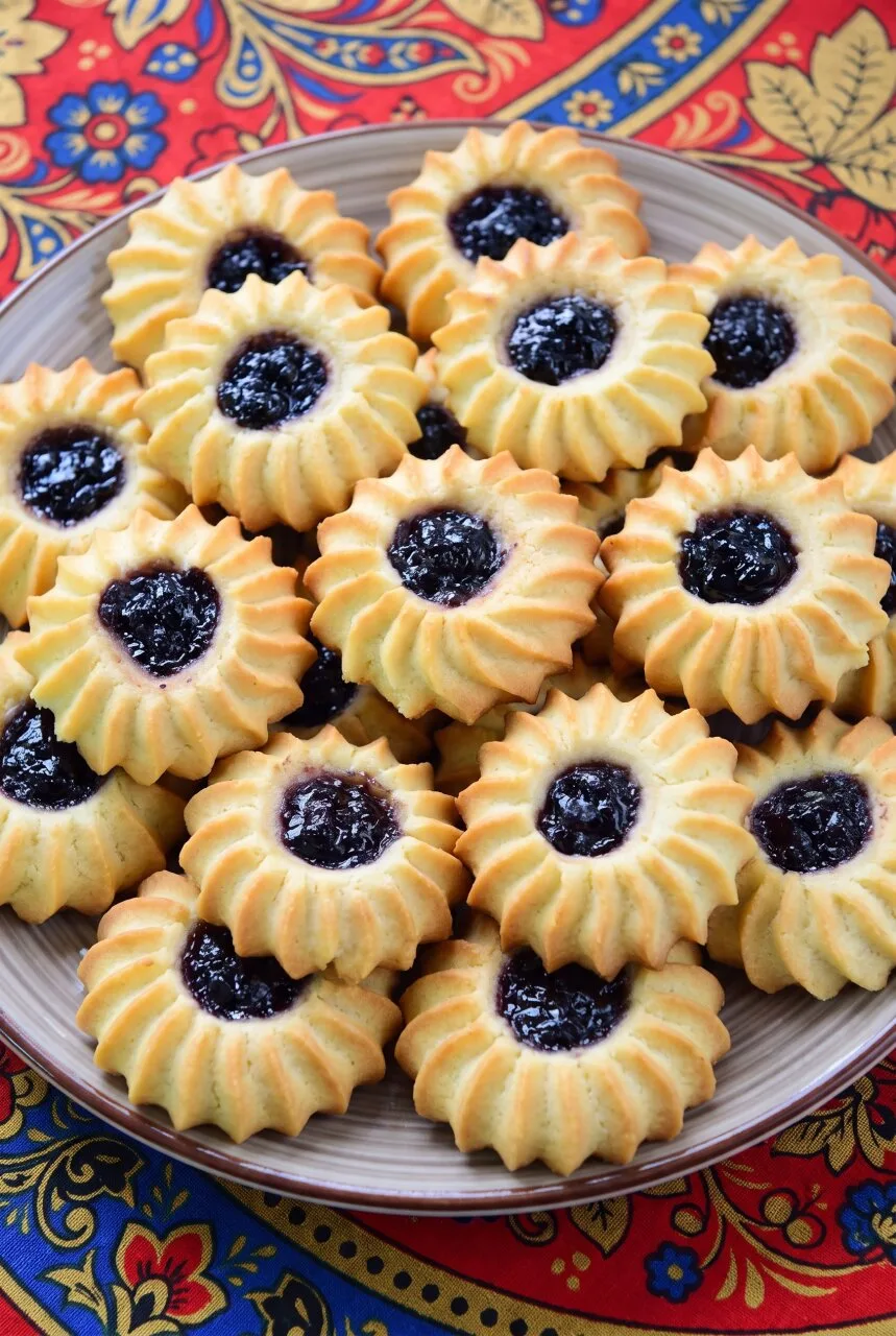 ДОМАШНЕЕ КУРАБЬЕ С ЧЕРНИЧНЫМ ДЖЕМОМ И РАССЫПЧАТЫМИ ПЕСОЧНЫМИ ЛЕПЕСТКАМИ ДЛЯ ЧАЯ И КОФЕ