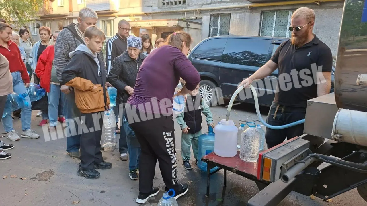 Сегодня донецкие производители воды бесплатно организовали доставку 4 тонн питьевой вод...