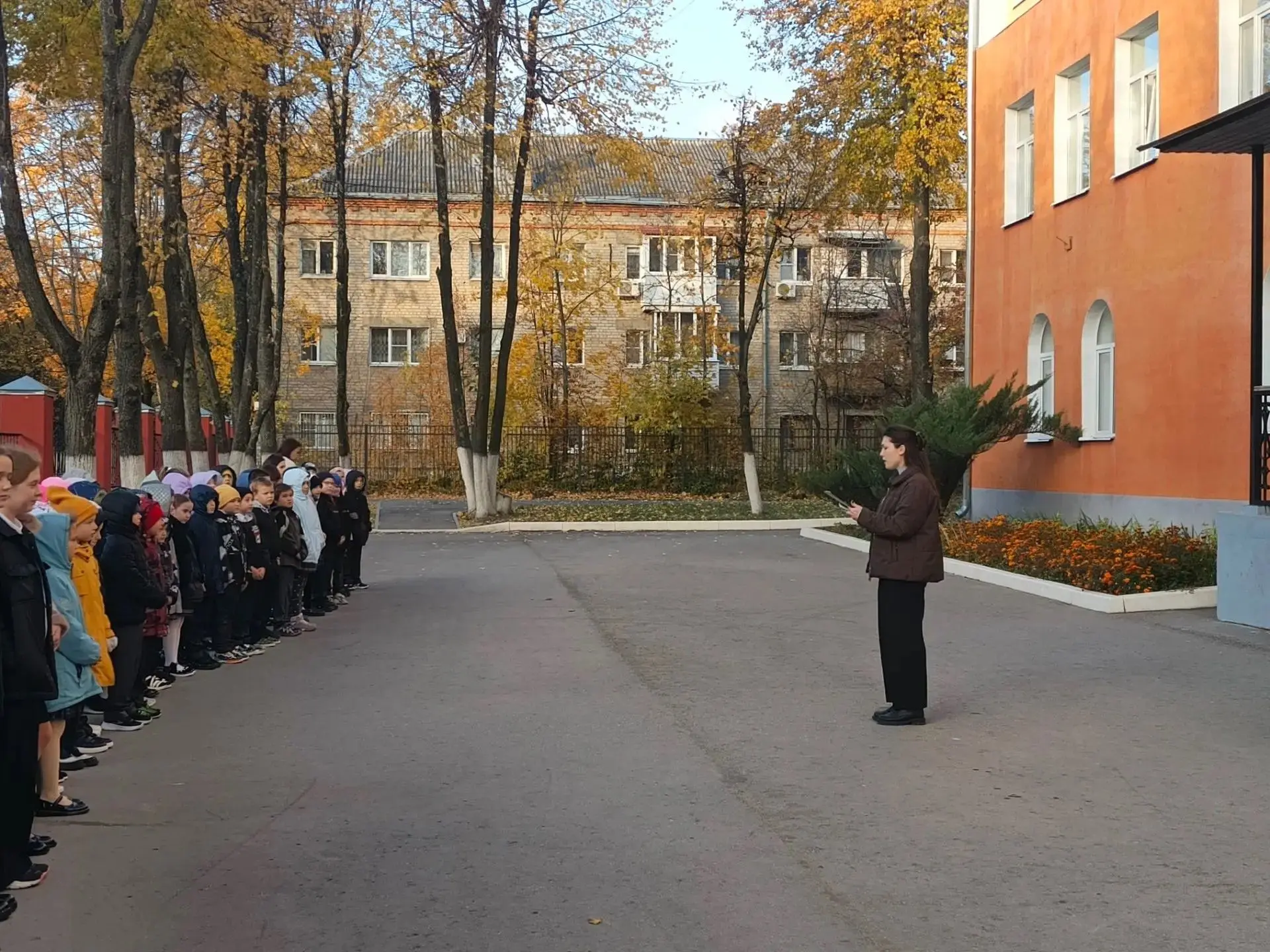 🇷🇺В школе прошла традиционная торжественная линейка, посвящённая поднятию Государстве...