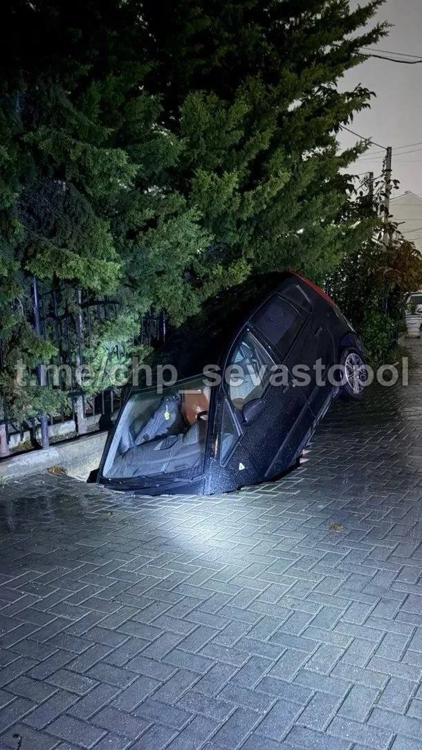 В Севастополье машина провалилась во дворе дома по адресу ул. Т. Шевченко, 18