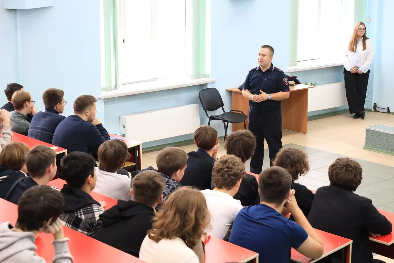 Сотрудники Госавтоинспекции Новокузнецка провели профилактическую беседу в Университетс...