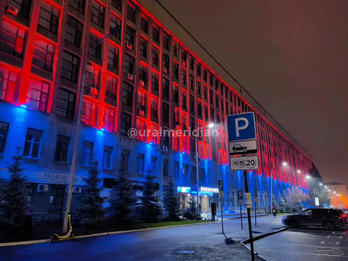 🌃 Здание «Уралчермета» в Екатеринбурге засияло новыми красками.