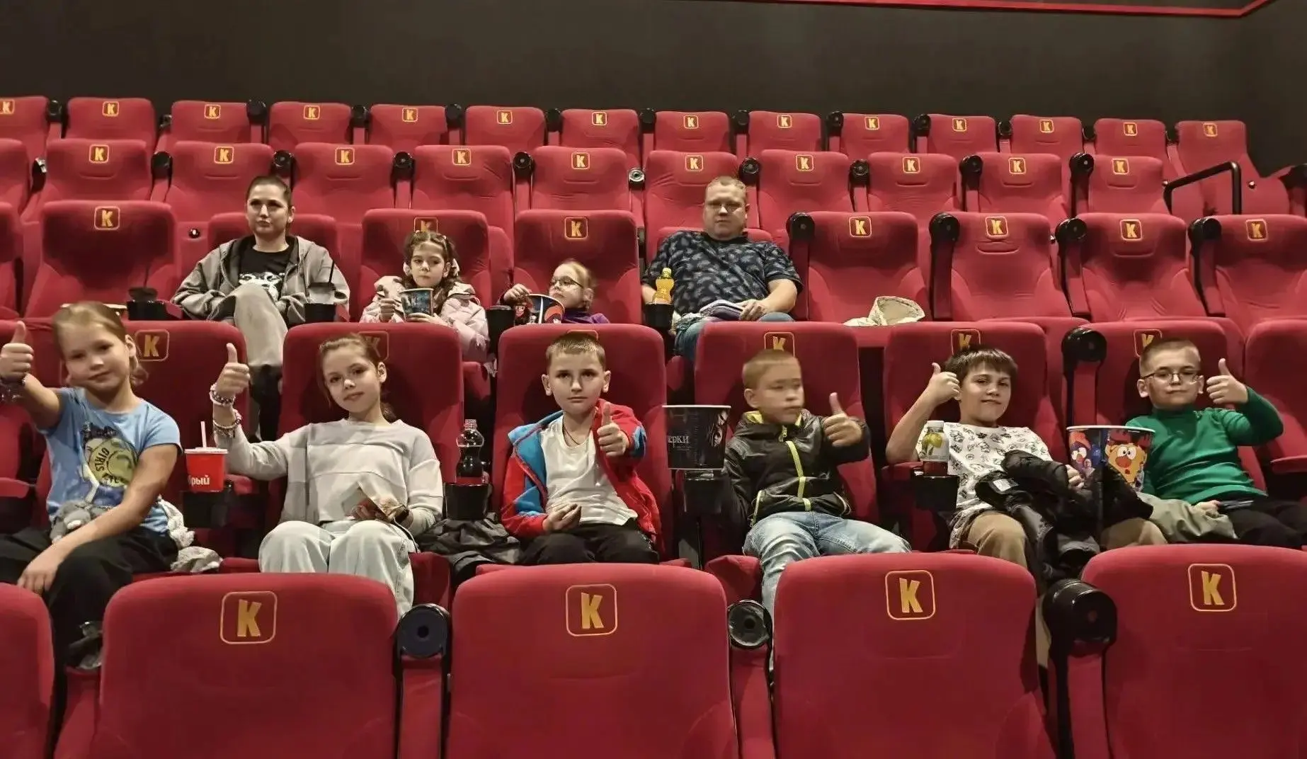 Ученики 1 «А» и 4 «А» классов побывали на сказочном кинопоказе