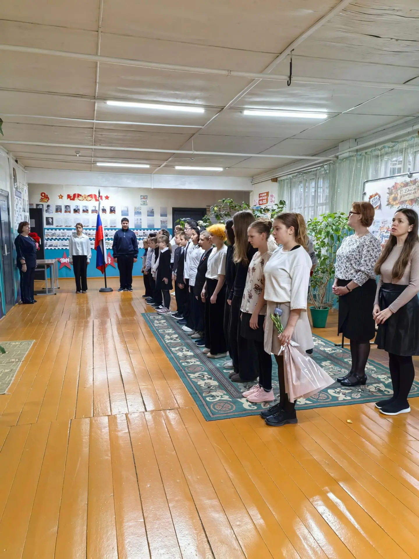 Праздничное утро понедельника началось, как обычно, с торжественной линейки, выноса фла...
