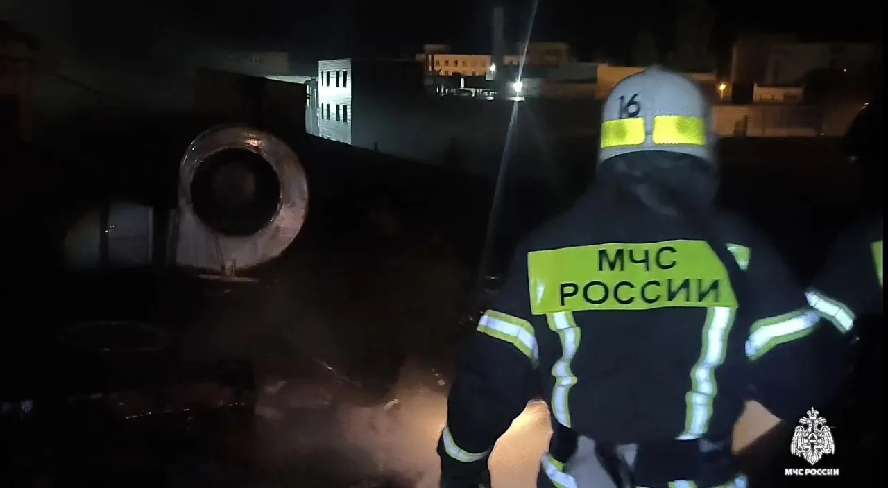 В Керчи удалось справиться с пожаром на территории рыбоконсервного завода