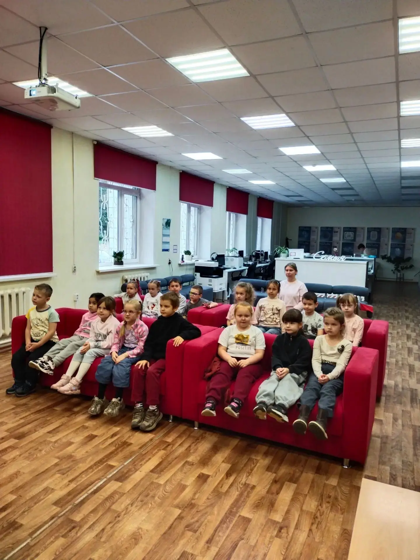 Дети из подготовительной группы «Рябинка» посетили Семейную библиотеку и познакомились ...