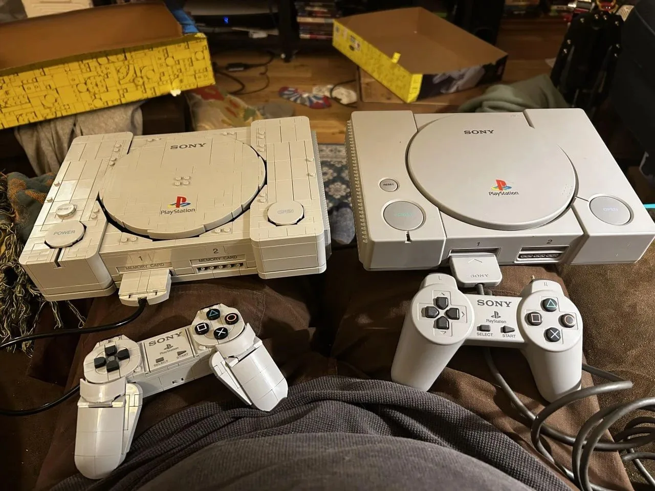 Сравнение оригинальной PlayStation 1 с её LEGO-версией.