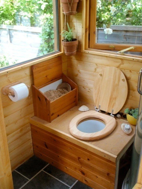Сода против запаха в уличном туалете 🚽