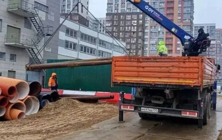 На улице Бояринова в Балашихе взялись за бортовой камень. Сейчас дорожники готовы на 26...