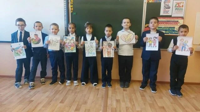 Сердца, согретые любовью: в начальной школе прошла выставка рисунков «Связь поколений»