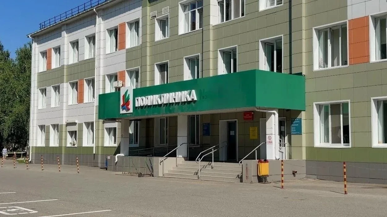 В ЦРБ Альметьевска временно изменили маршрут для пациентов. Это связано с ремонтом вход...
