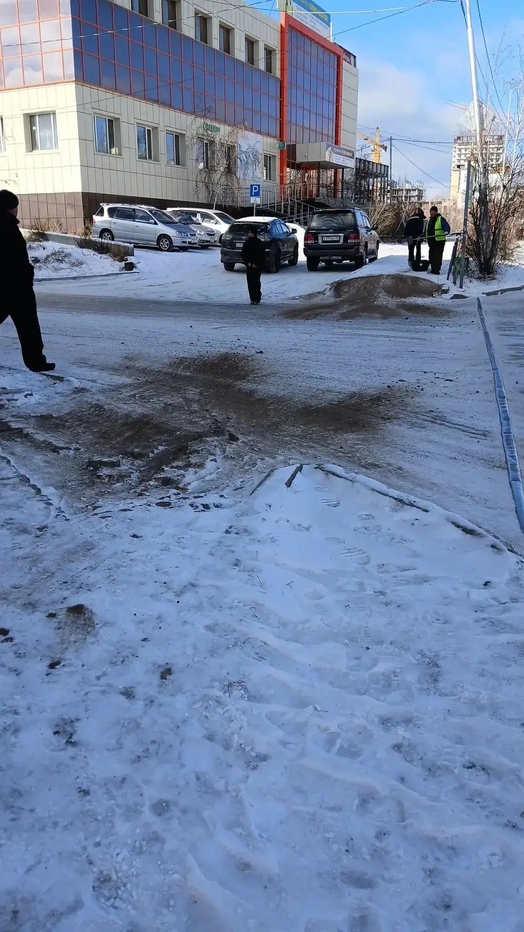 В Октябрьском округе продолжаются антигололедные работы. Муниципальные дворники обрабат...