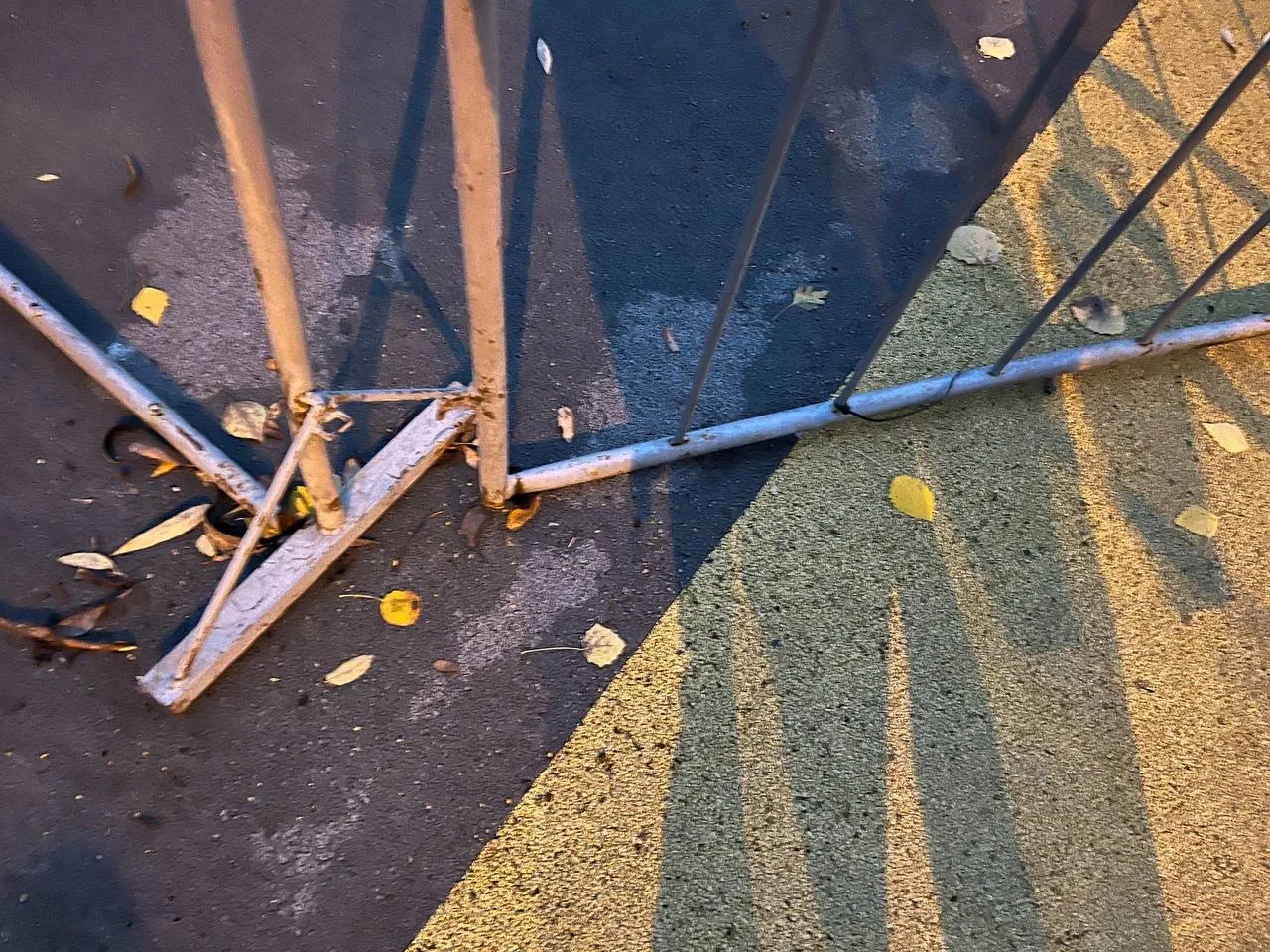 🚨 В парке на Молодёжной ограждение едва не упало на ребёнка
