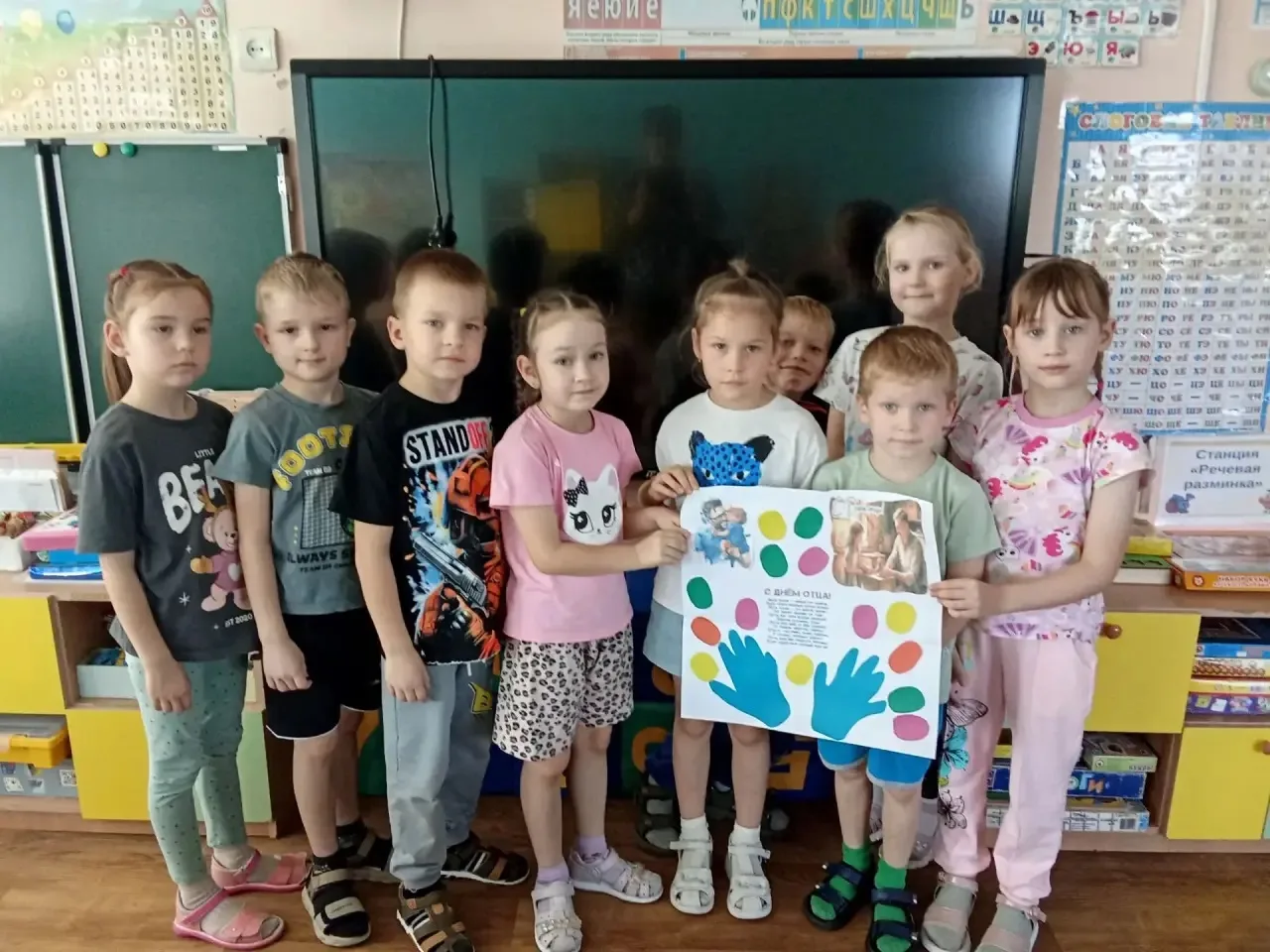 Ребята группы «Почемучки» поздравляют всех пап с праздником! 🎉