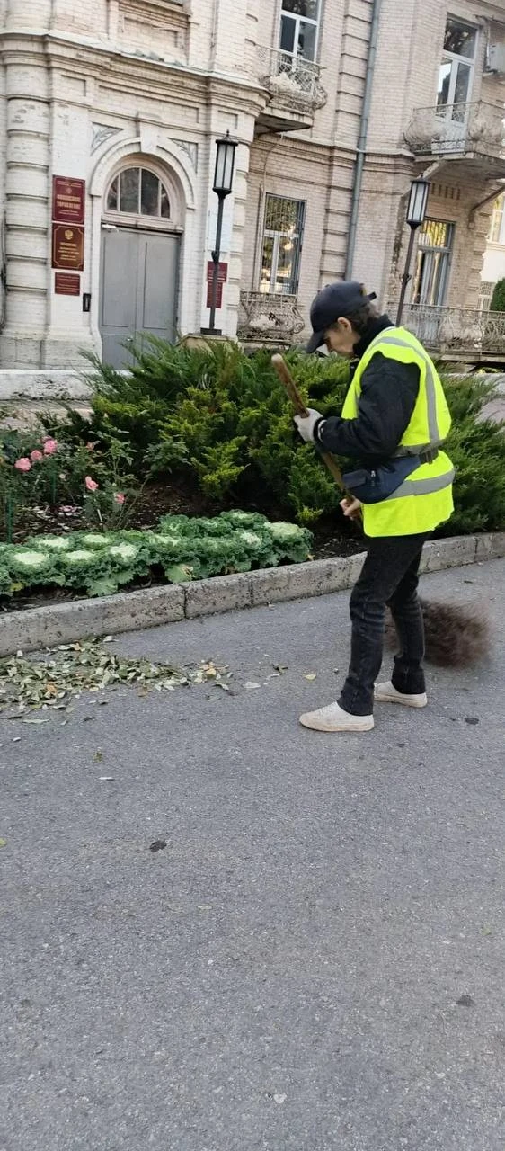 🍂 Каждое утро в нашем городе начинается с заботы — с уборки улиц.