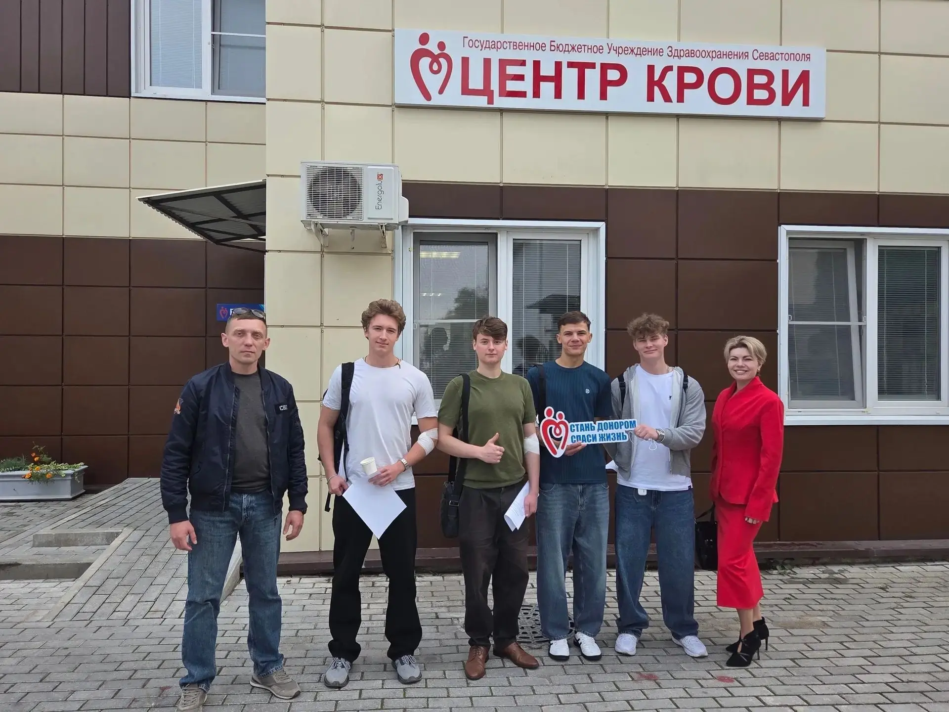 Замглавы Совета Нахимовского района Дарья Кривопалова и районный депутат Егор Тимофеев ...
