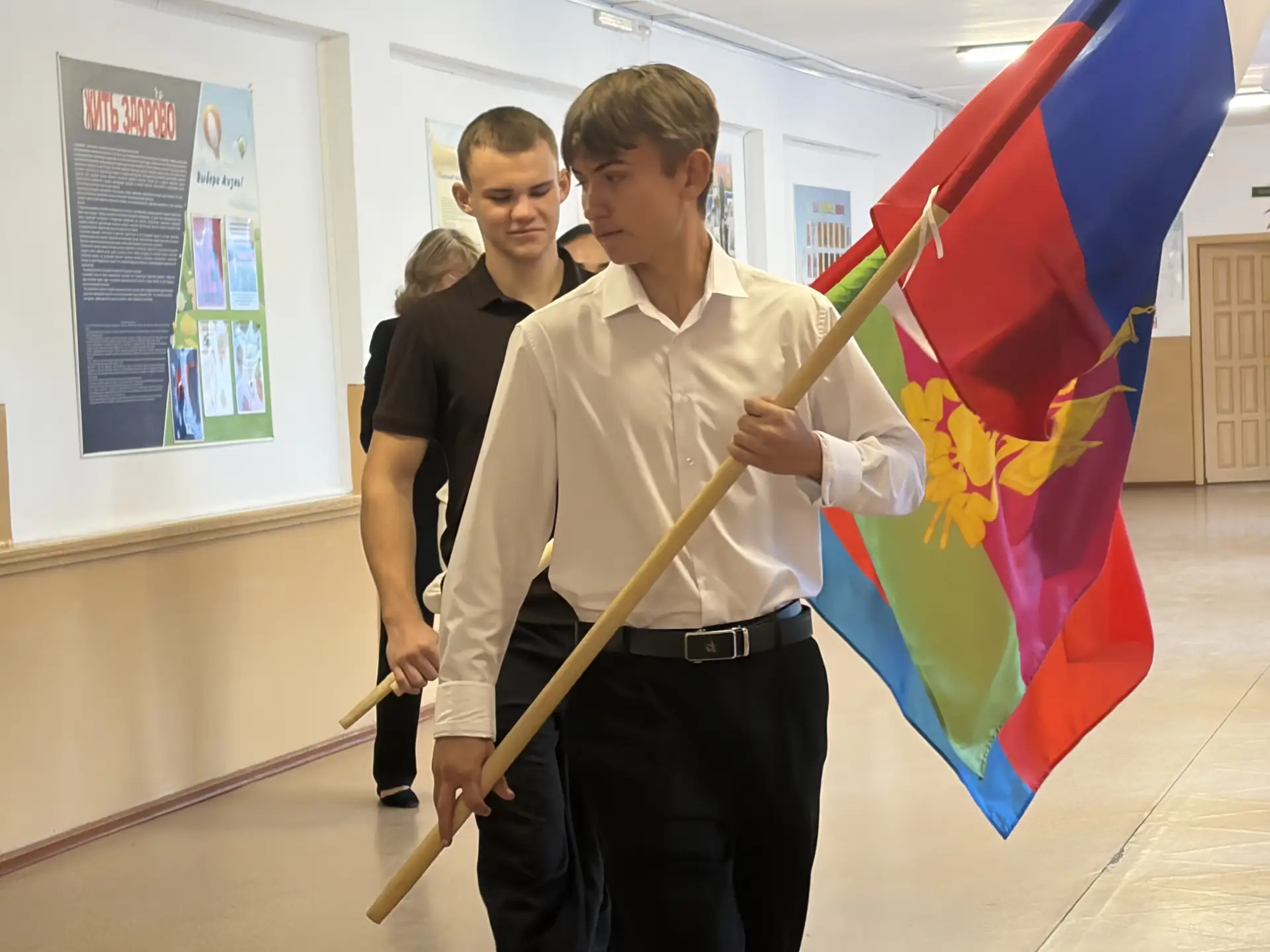 12 октября 2026 года по традиции еженедельная школьная линейка началась с поднятия флаг...