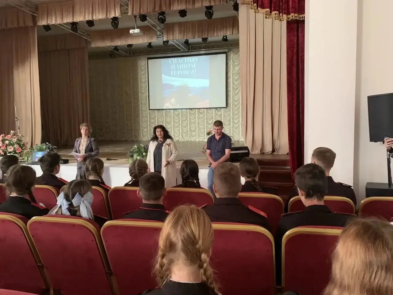 🇷🇺Память сердца и связь поколений: юнармейцы нашей школы на часе истории «Подвиг Ваш ...