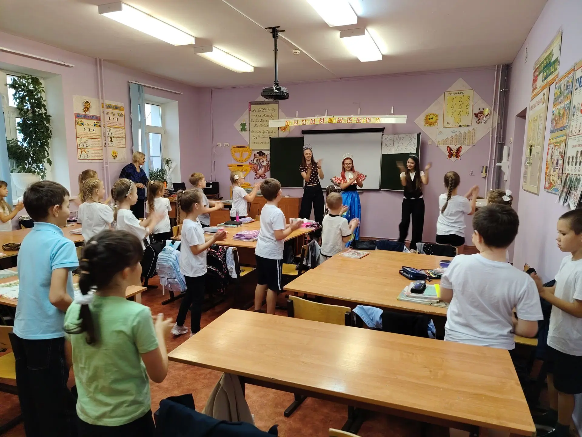 От наставничества к дружбе: одиннадцатиклассники познакомили первоклассников с Королево...