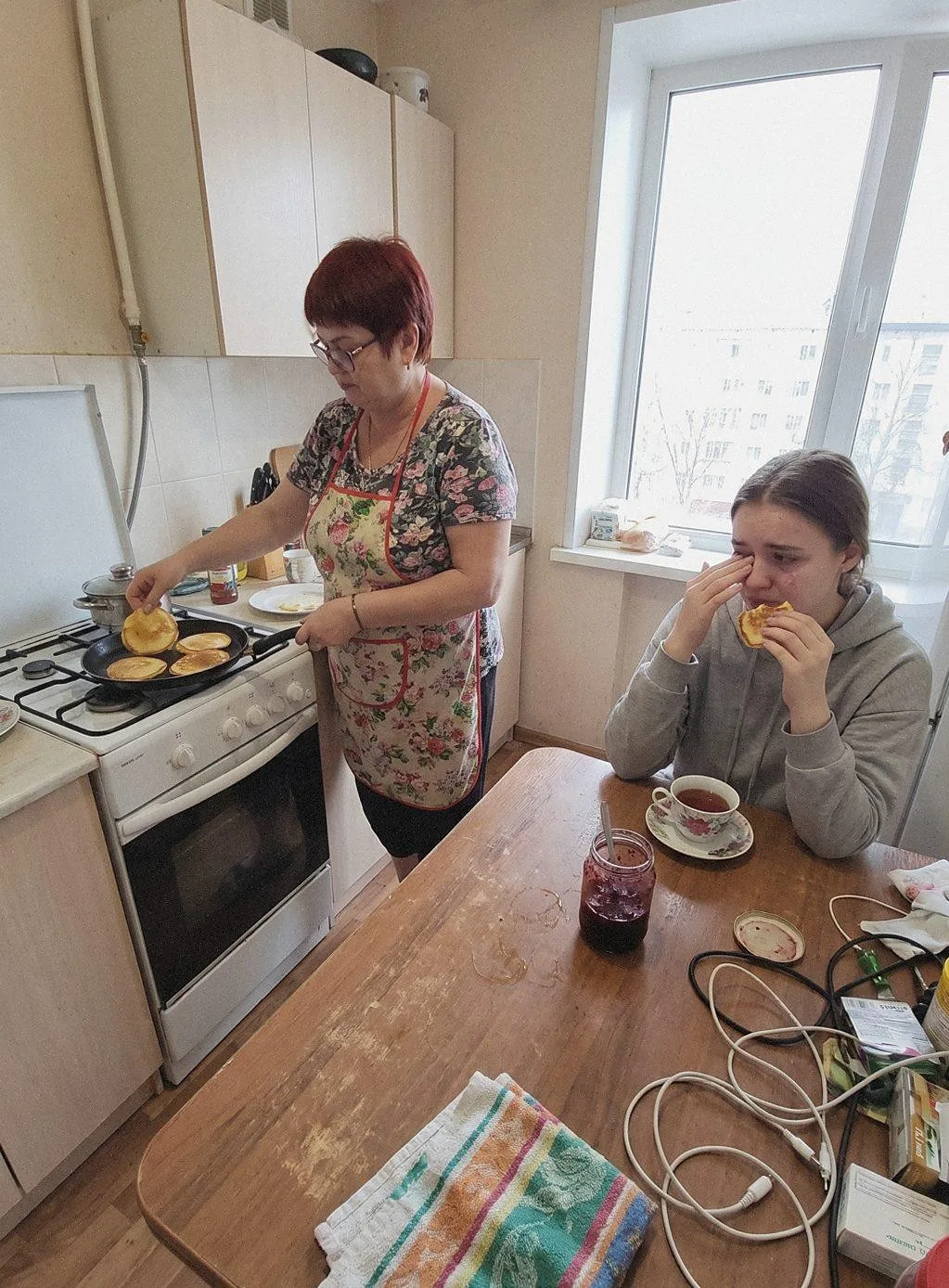 Молодая соседка каждое утро стояла под моей дверью. Минут пять. Потом уходила. Я наблюд...