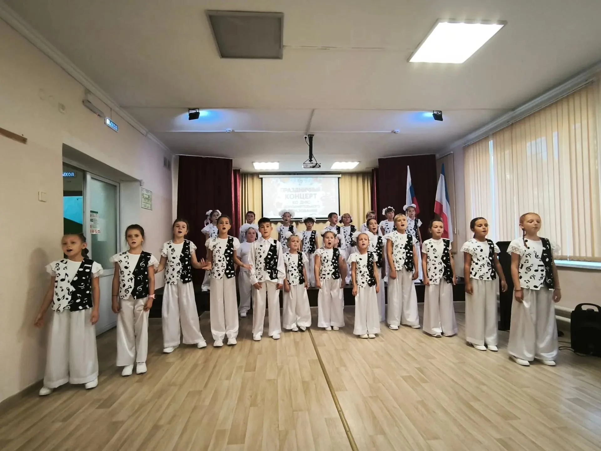 В МБОУ ДО «ЦДЮТ» прошёл праздничный концерт, посвящённый педагогу дополнительного образ...