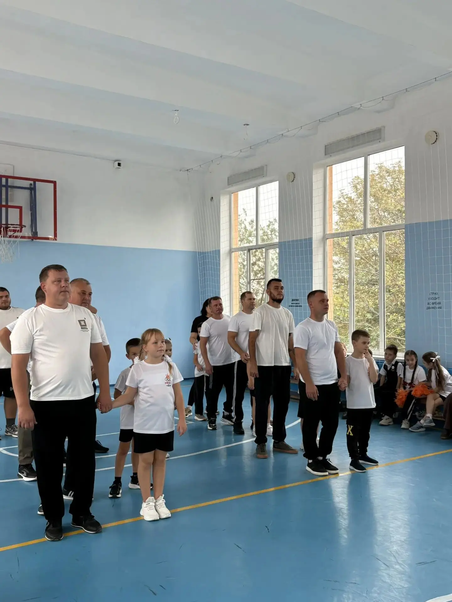 🎉 Спортивный праздник ко Дню отца в СОШ № 9: тепло, азарт и семейные победы! 🎉