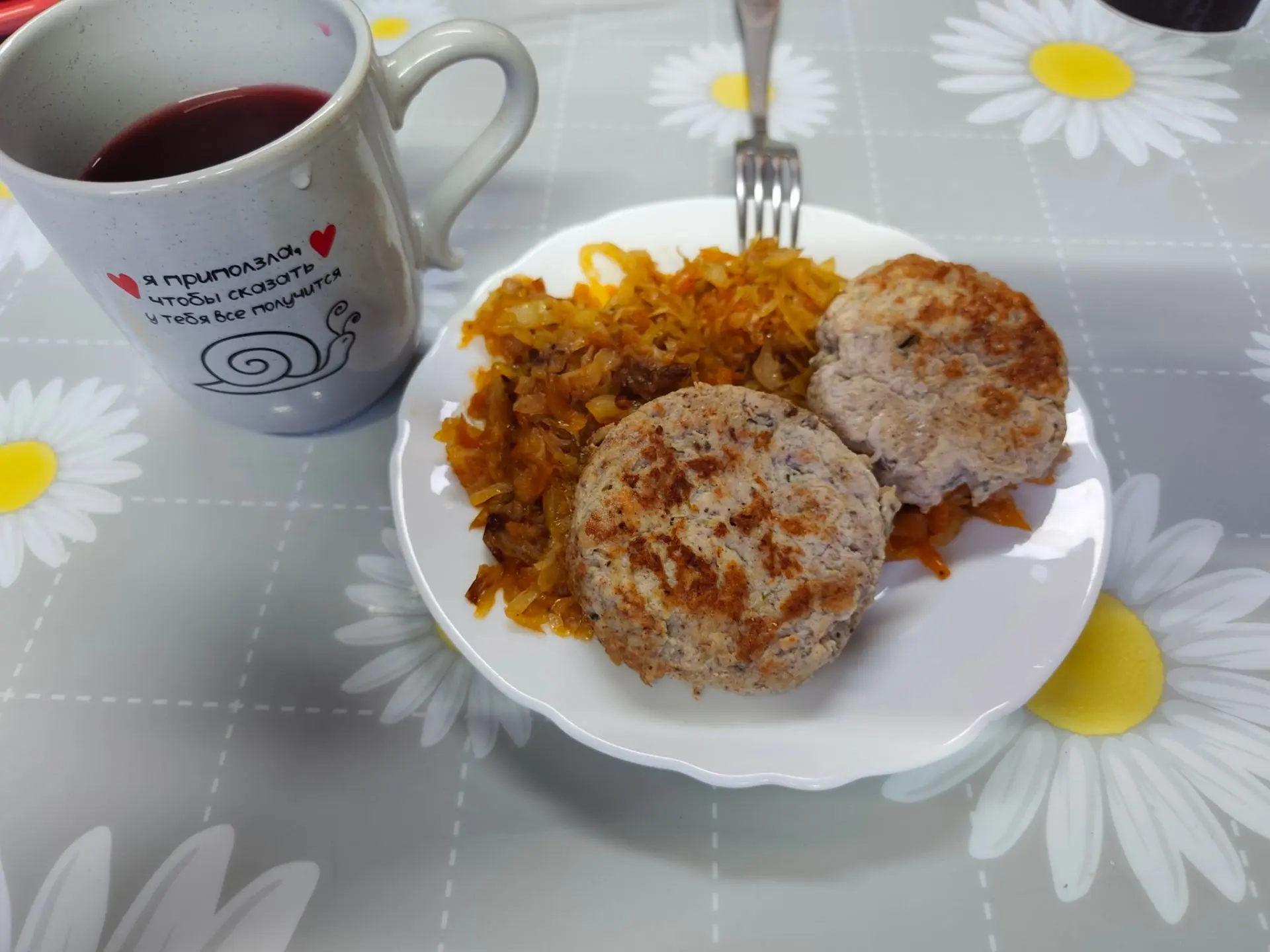 Ужин котлетки с кабачком и тушеная капуста