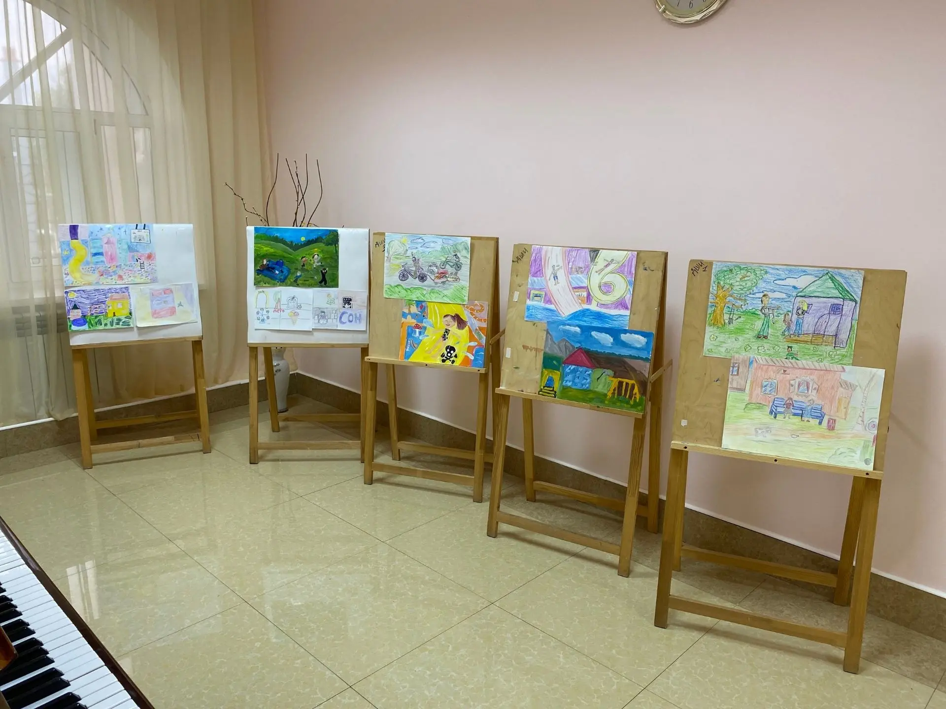 🎉 «Как я провёл лето»: выставка рисунков в нашей ДШИ! 🎉