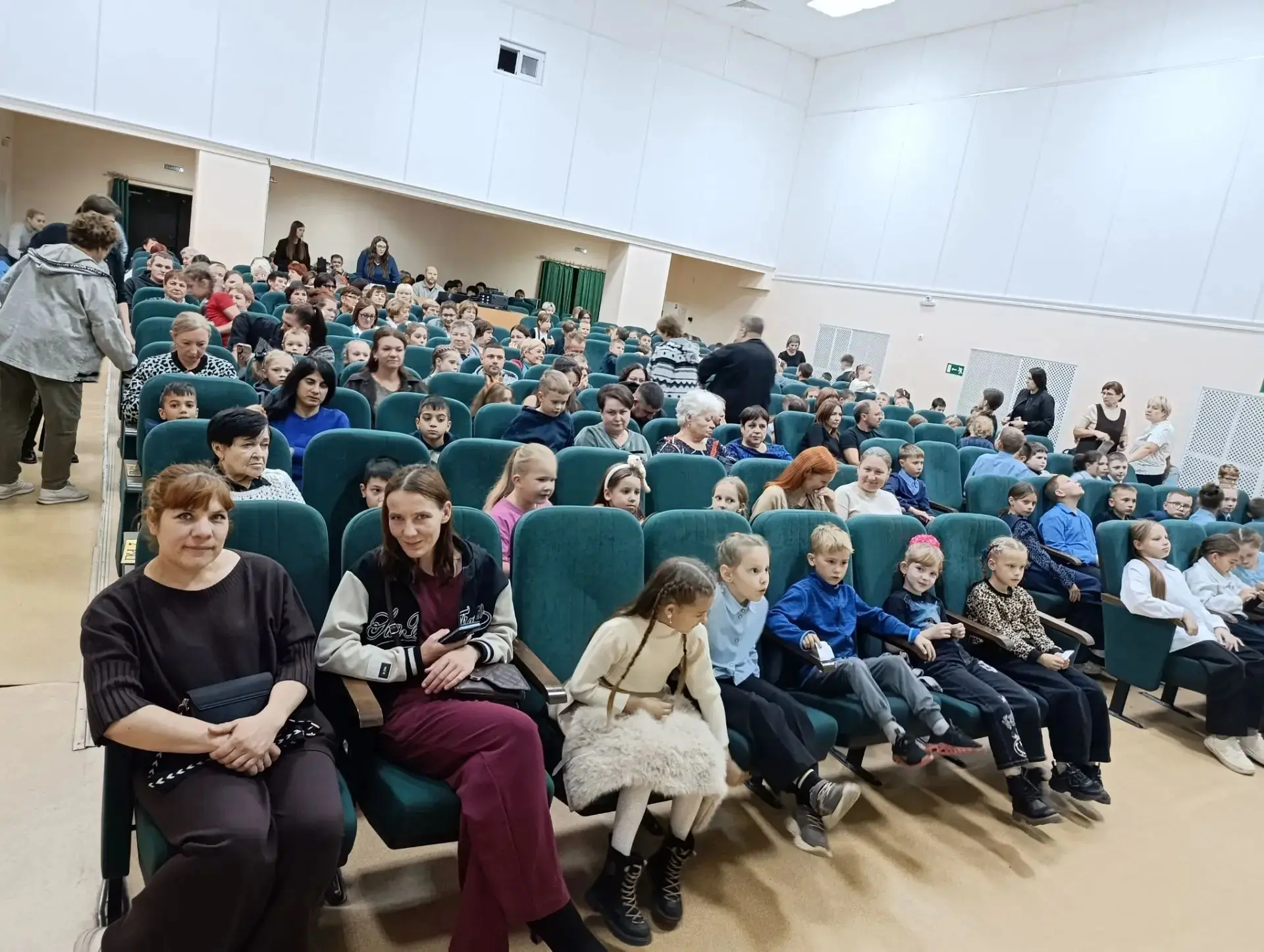 Сегодня ученики 1 Б, 2 Б, 4 А, 4 Б и 4 В классов, а также родители побывали на спектакл...