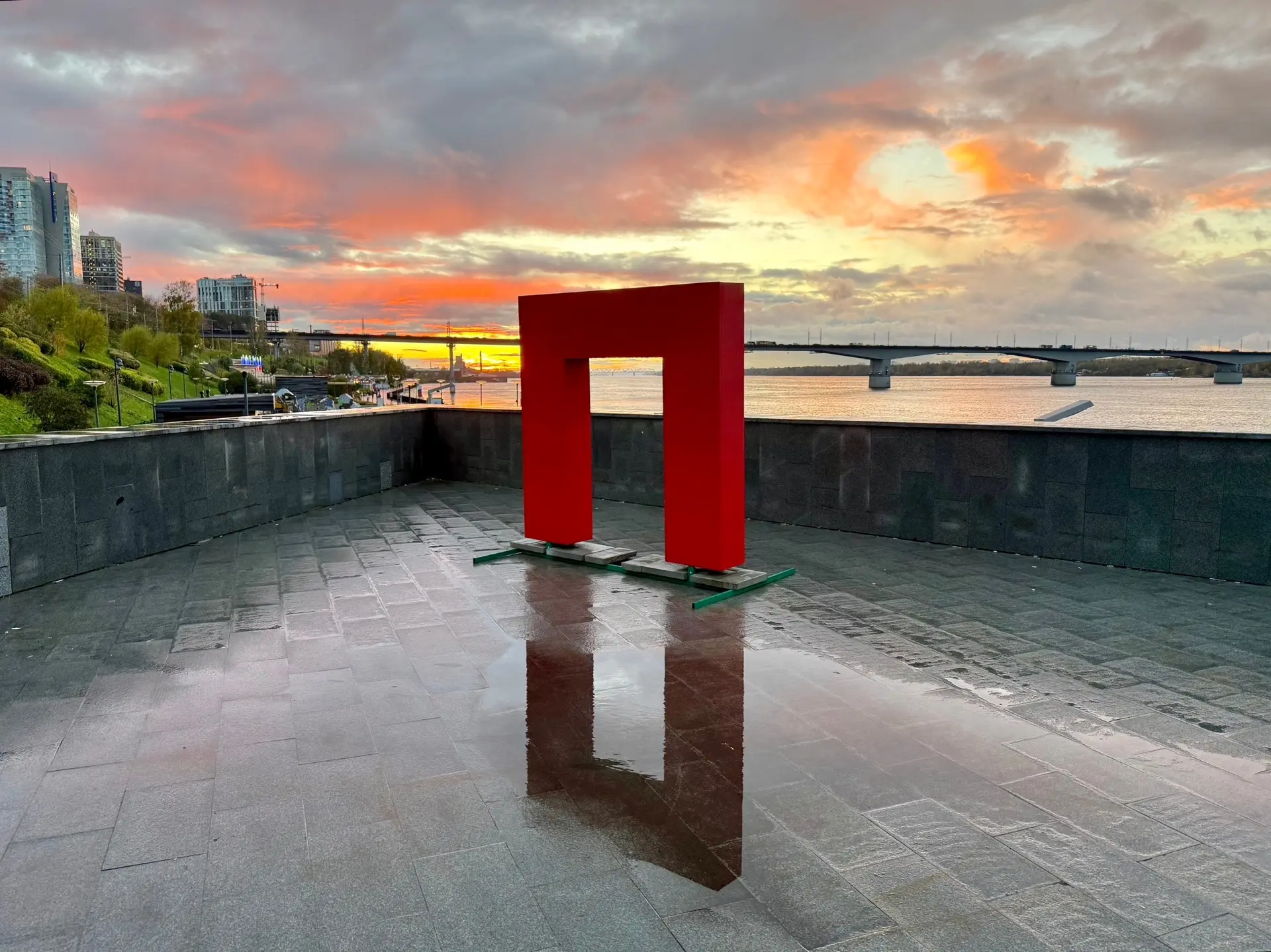🌅 Сегодняшний яркий закат на набережной просто нельзя было не сфотографировать 😍🤳✨