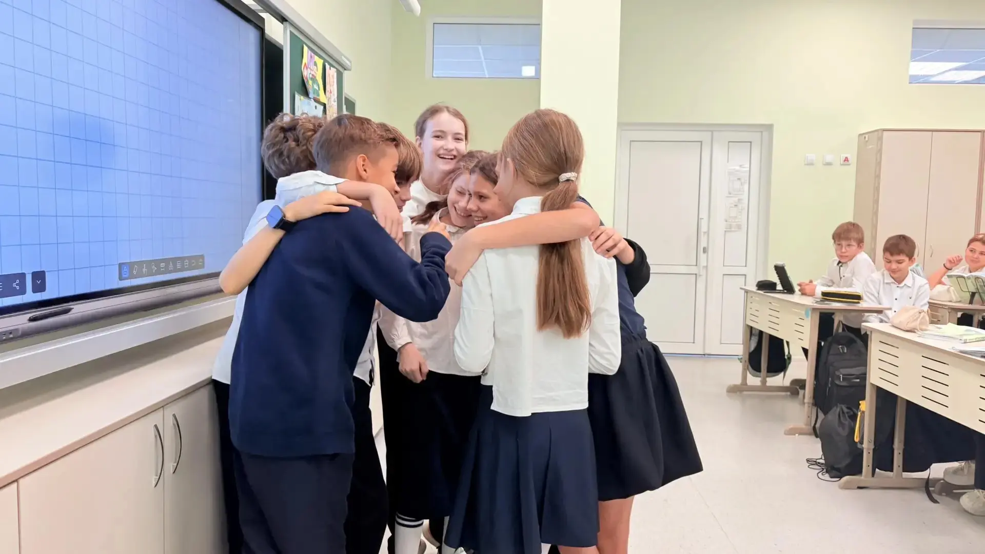💙 13.10.2026г. в МАОУ СОШ №103 прошло увлекательное занятие «ДАВАЙТЕ СОЗДАВАТЬ МИР ДОБ...