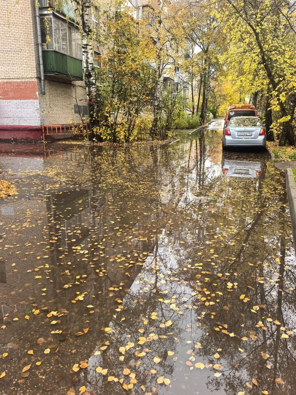 Людям приходится выплывать из дома, вода стоит даже в подъезде 😱
