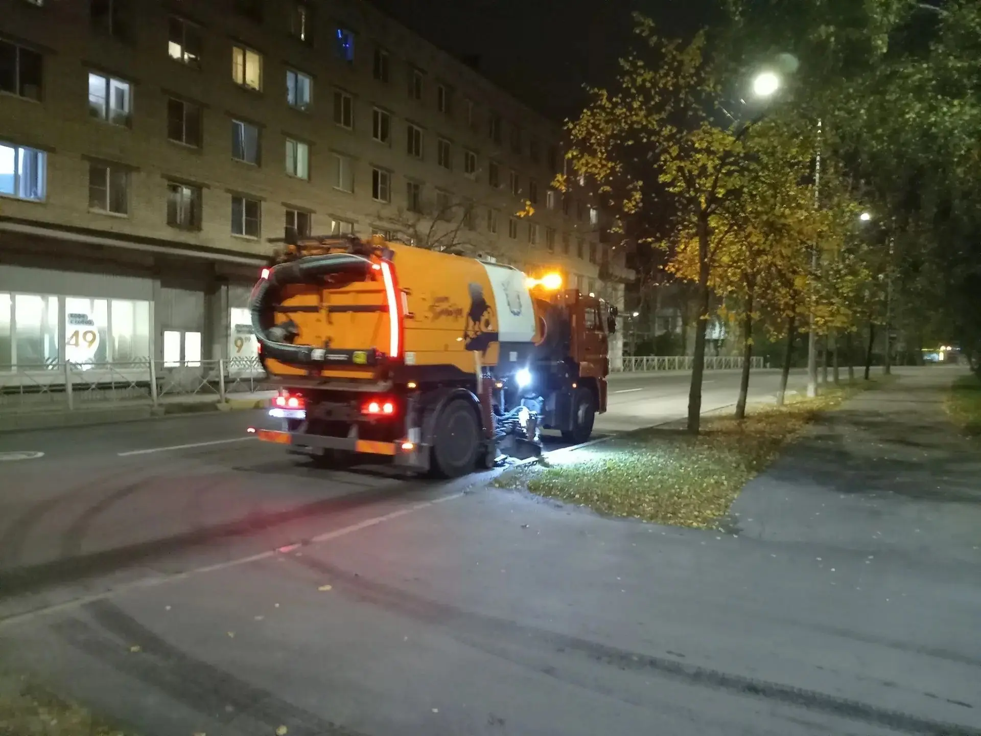 Уборка не прекращается никогда. Чтобы к утру город проснулся в чистоте, на линию заступ...