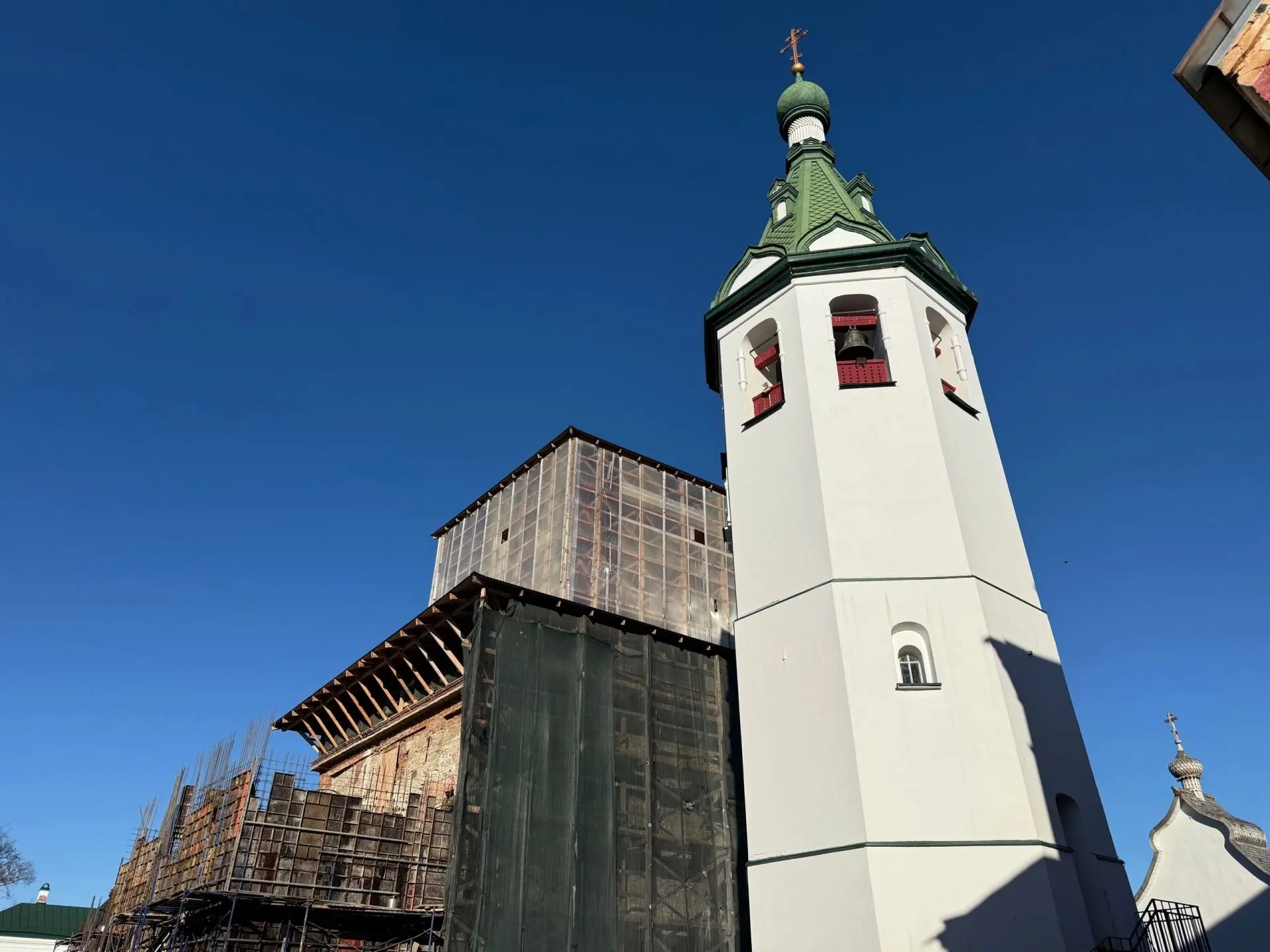 В Никольском монастыре Старой Ладоги готовятся к торжественному поднятию креста на Нико...