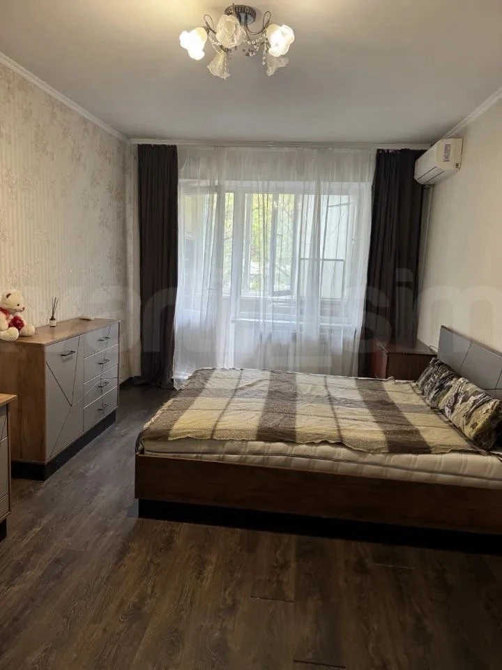 1 комнатная квартира улица Бородина 2. Площадь 35м2. Парковка во дворе, есть магазины, ...