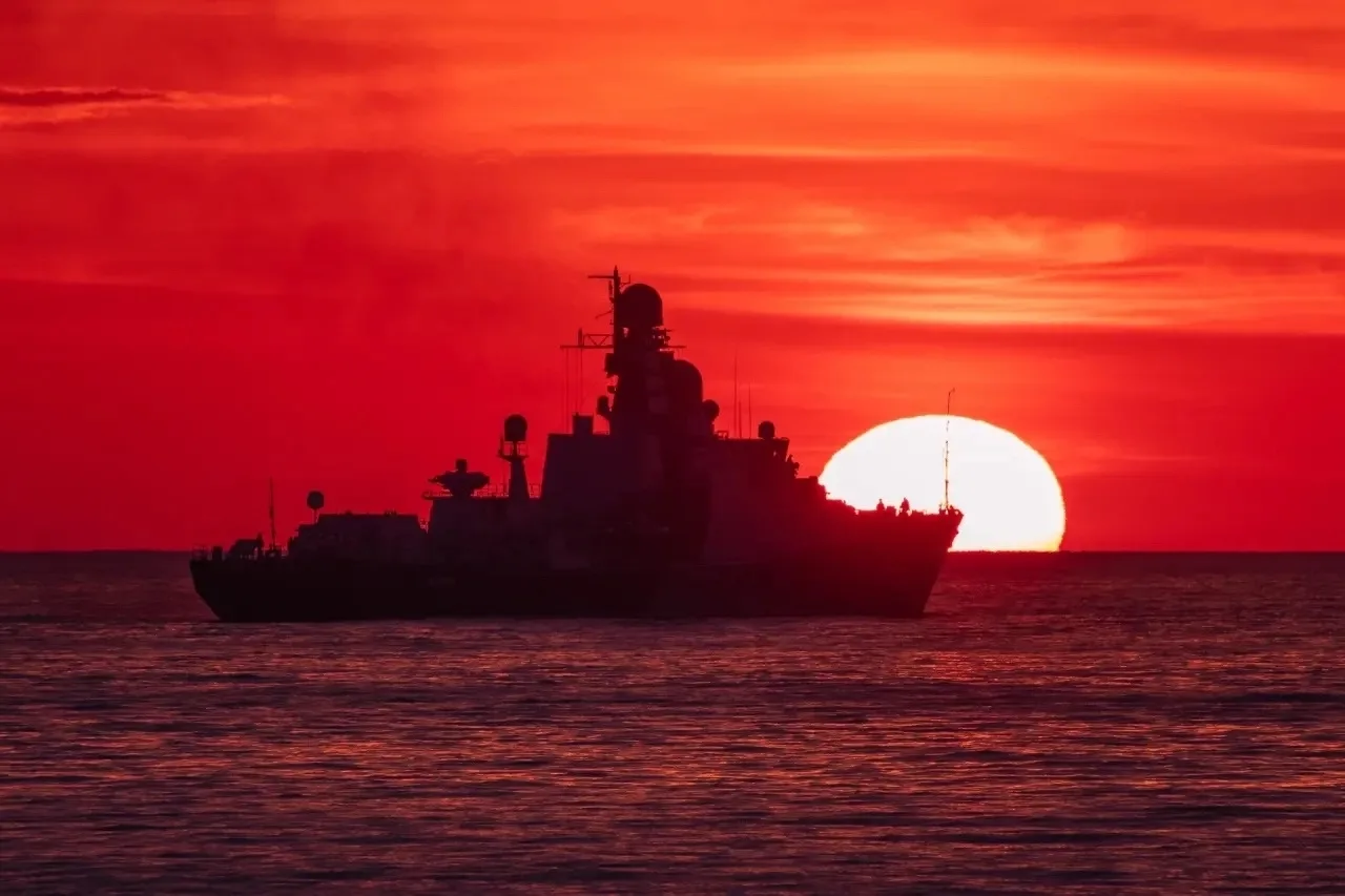 🌅 Солнце уходит за горизонт, уступая место ночной тишине.