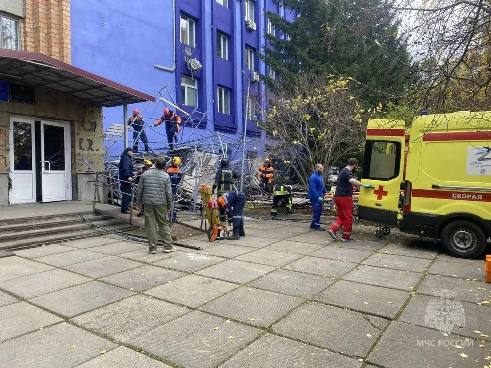 ❌ В Красноярске рухнули строительные леса с высоты нескольких этажей