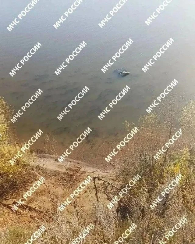 Автомобиль с пассажирами рухнул с дороги в р. Меша в Лаишевском районе). Погибли два че...